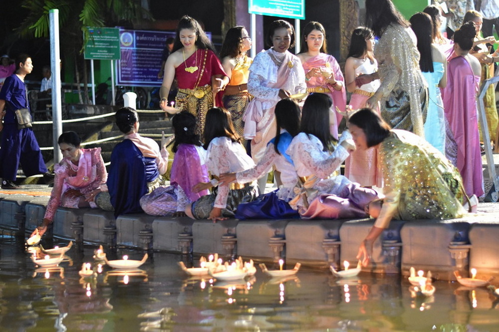 loi krathong regional names, loi krathong variants, loi krathong across regions, loi krathong tradition names, regional loi krathong festivities, regional loi krathong celebrations