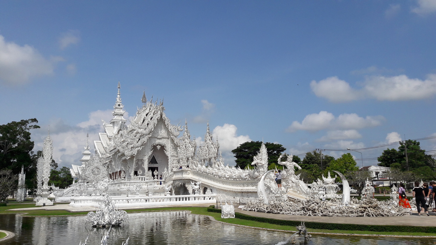 wat rong khun, rong khun temple, white temple, attractions in chiang rai, chiang rai attractions, must place in chiang rai 