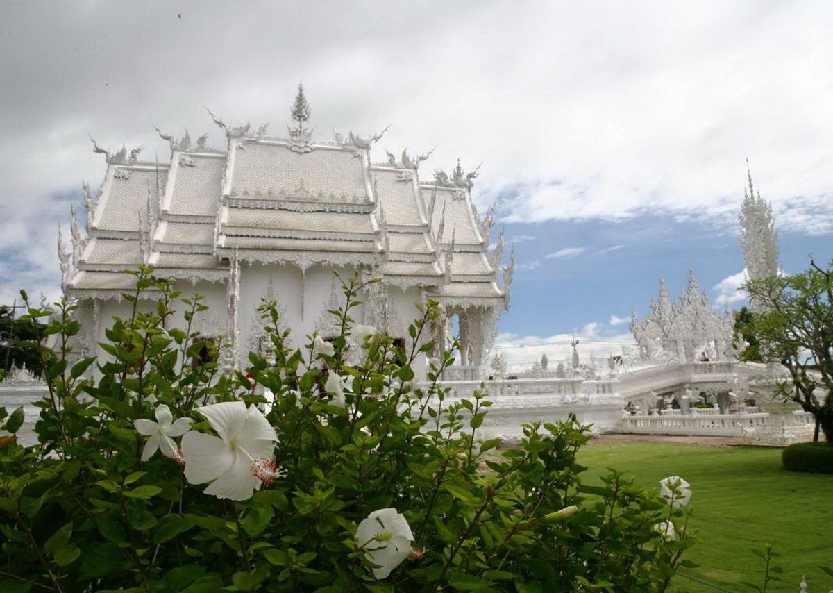 wat rong khun, rong khun temple, white temple, attractions in chiang rai, chiang rai attractions, must place in chiang rai 