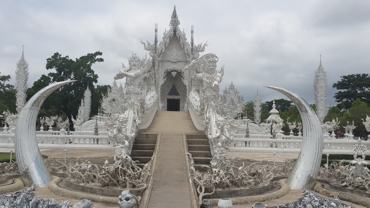 wat rong khun, rong khun temple, white temple, attractions in chiang rai, chiang rai attractions, must place in chiang rai 