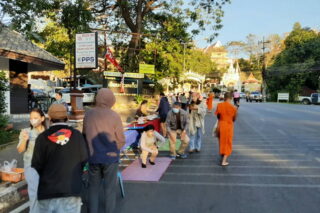 alms offering & temple hopping in chiang mai, alms offering in chiang mai, chiang mai almsgiving tour, morning alms to monks tour in chiang mai, monks alms offering tour in chiang mai, chiang mai sunrise tour, doi suthep sunrise tour