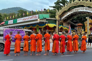 alms offering & temple hopping in chiang mai, alms offering in chiang mai, chiang mai almsgiving tour, morning alms to monks tour in chiang mai, monks alms offering tour in chiang mai, chiang mai sunrise tour, doi suthep sunrise tour