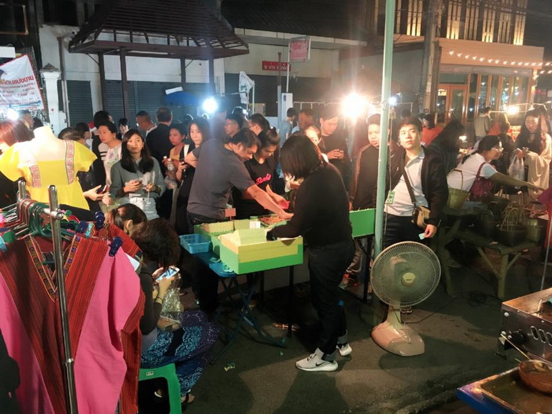 Shopping In Saturday Night Market Chiang Mai 